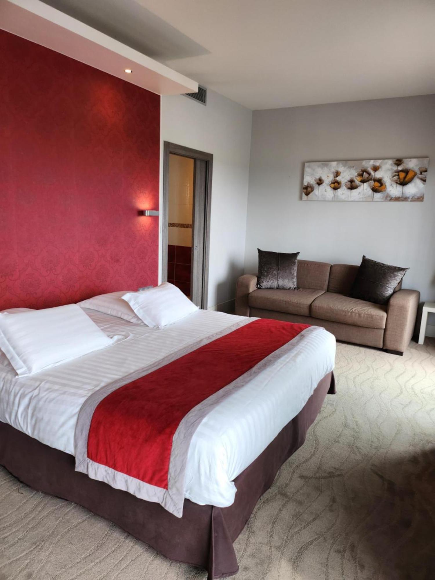 Kyriad Prestige Lyon Est - Saint Priest Eurexpo Hotel And Spa Екстер'єр фото